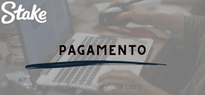 Pessoa usando um computador e a frase pagamento no centro