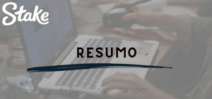 Pessoa usando um computador e a frase resumo no centro