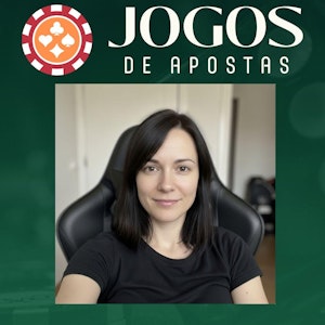 Stephanie Pinheiro com fundo verde e logo