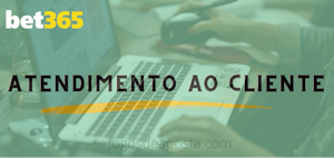 pessoa usando um laptop em um fundo verde e o texto atendimento ao cliente no meio da imagem